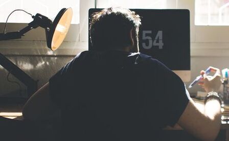 Unha posición sentada incorrecta é a causa do desenvolvemento da osteocondrose